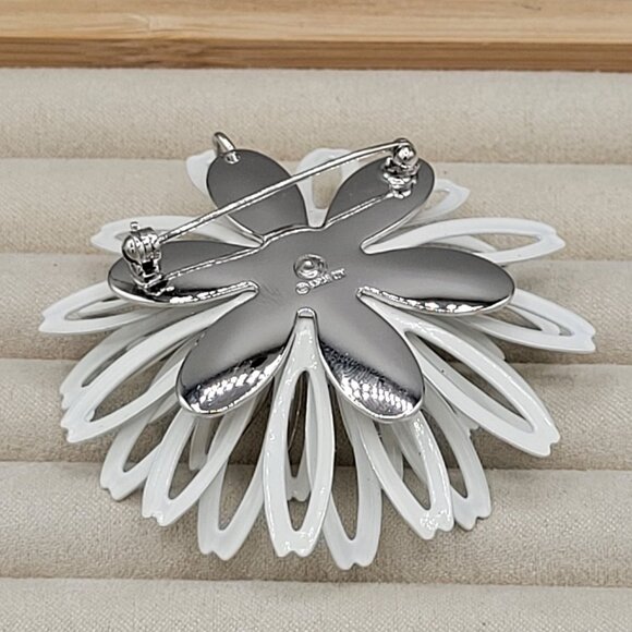 Vintage Sarah Coventry Large White Enamel Flower Brooch Pin Silver-Tone Accents - Picture 4 of 7